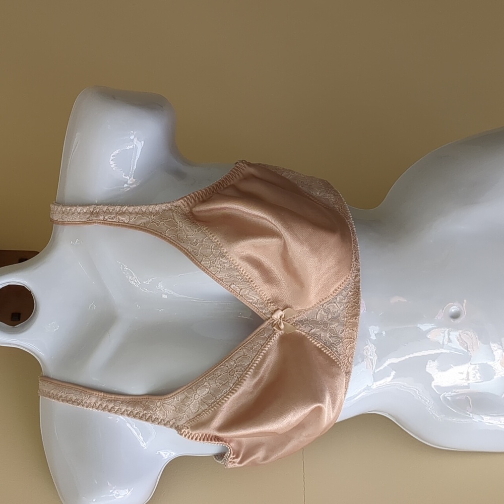 Glamorise wireless bra size 38D.